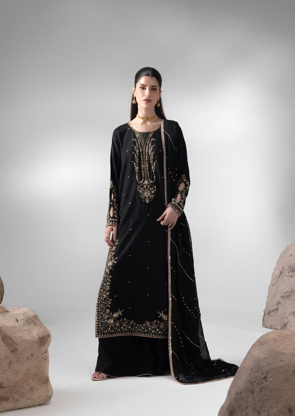 The Silk Edit article 2659/B in Black; full outfit.